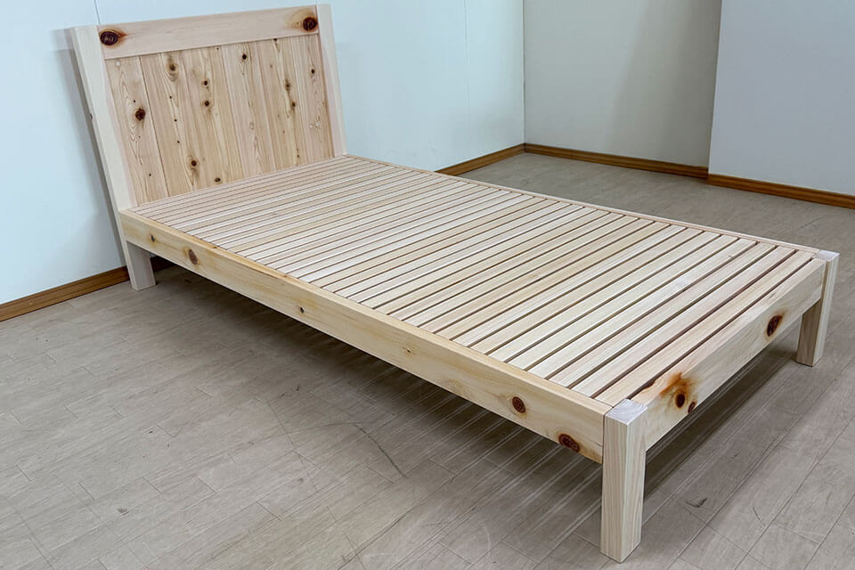 ひのき材の自然の節が多め無垢ひのきベッド購入のお客様の声