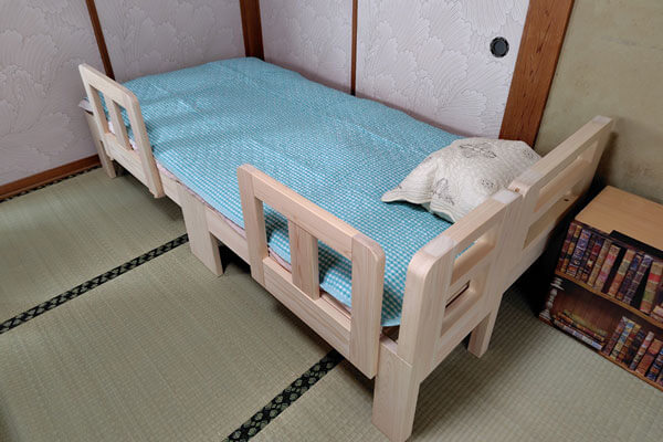 画像 ひのき伸縮ベッドハーフサイズに柵付き2506045