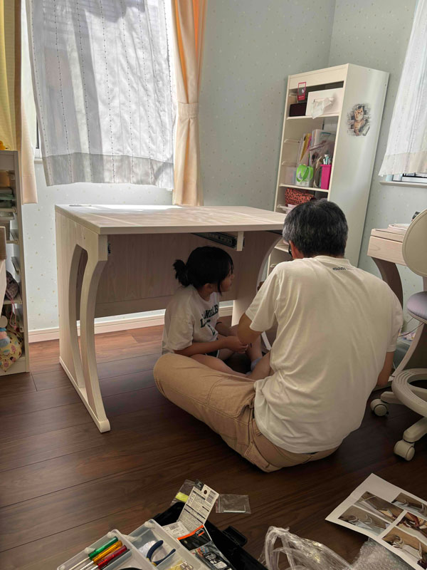 画像 お世話になっております。
予定通り、学習机と引き出しが届きました。
丁寧に梱包されており、キズひとつありませんでした。
ひのきのいい香りですね!とトラックの荷台に充満していたみたいで荷下ろしの方も仰っていました。
組み立ては説明書を見ながらスムーズにできました。
待ちに待った1番下の娘はとても嬉しそうに、組み立てと自分の持ち物を片付けていきました。
これで一旦家具は揃いましたので、しばらく注文はないと思います。今まで我が家にたくさんのいい家具をお送り下さりありがとうございました。そのどれも大切に使っております。
職人さんにもくれぐれもよろしくお伝えください。