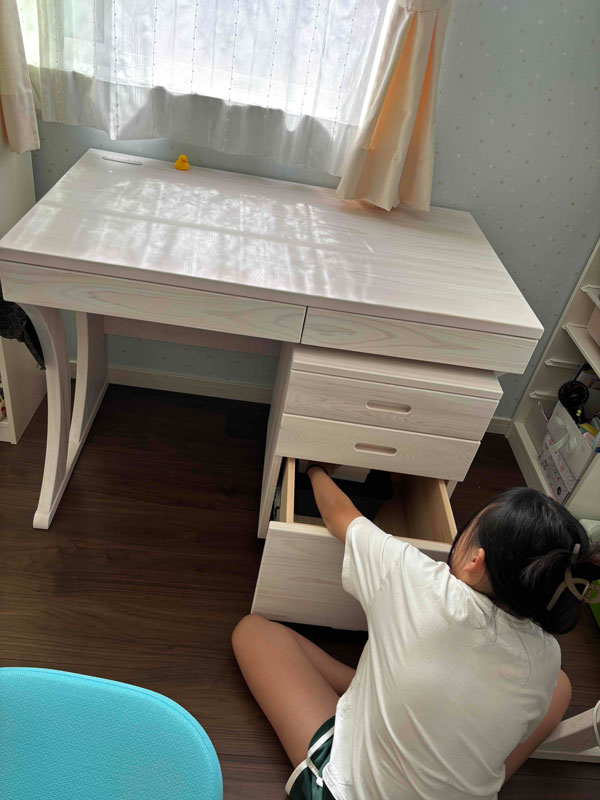 画像 お世話になっております。
予定通り、学習机と引き出しが届きました。
丁寧に梱包されており、キズひとつありませんでした。
ひのきのいい香りですね!とトラックの荷台に充満していたみたいで荷下ろしの方も仰っていました。
組み立ては説明書を見ながらスムーズにできました。
待ちに待った1番下の娘はとても嬉しそうに、組み立てと自分の持ち物を片付けていきました。
これで一旦家具は揃いましたので、しばらく注文はないと思います。今まで我が家にたくさんのいい家具をお送り下さりありがとうございました。そのどれも大切に使っております。
職人さんにもくれぐれもよろしくお伝えください。
