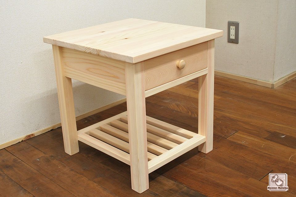 ベッドの脇の無垢ひのきサイドテーブル ナイトテーブル NO1604035 | オーダー家具製作品のご紹介 事例集