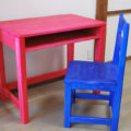 赤い机と青い椅子