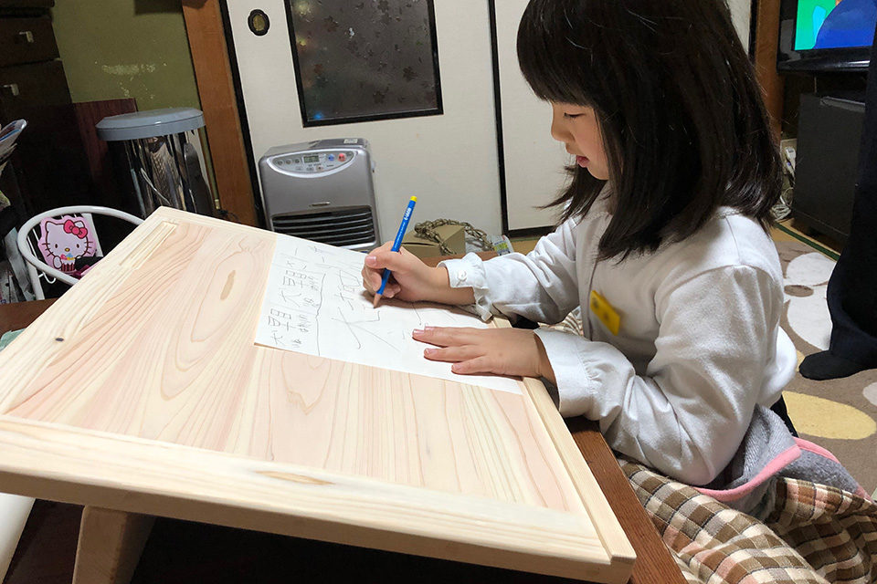 書くときの姿勢を正しくしやすい無垢ひのき傾斜天板 1811049 オーダー家具製作品のご紹介 事例集
