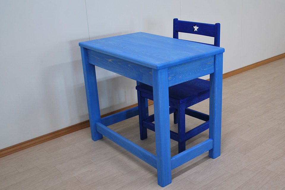 水色着色仕上げの机と青色仕上げの椅子　2102054
