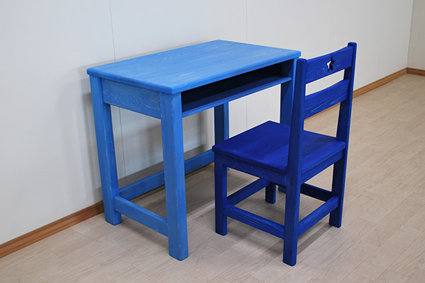 水色着色仕上げの机と青色仕上げの椅子　2102054