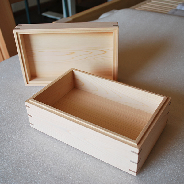 ひのき　木の箱　お寿司屋さんの素材入れ用の箱　2203008