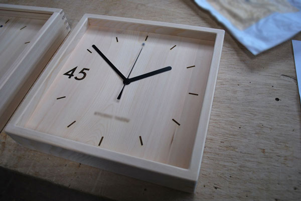 なんか温もりある無垢ひのき材のオーダー木製時計　2212006
