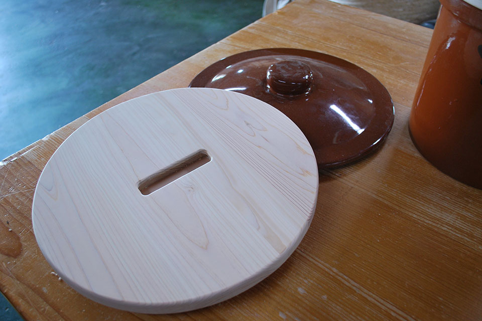 陶器の壺（ツボ）のフタをひのき板で製作　2304002