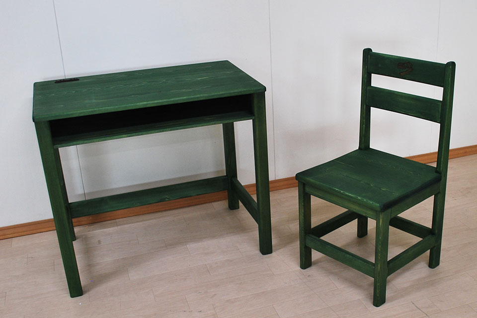 お姉さんたちと同じ机とイス　色違い緑机と恐竜の絵ノ椅子　2305036