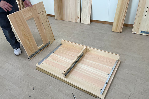 組立式の　国産ひのき足元棚付きデスク幅100cm　2403038