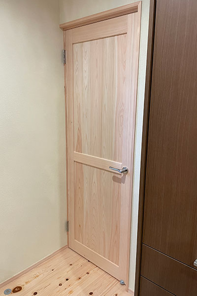 無垢ひのき材をつかった　住宅内のいろいろな扉　2312029