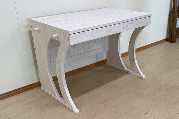 末娘さんへ4台目の無垢ひのきデスク足カーブ白塗装仕上げ 2506040