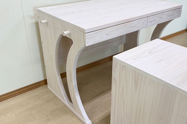 末娘さんへ4台目の無垢ひのきデスク足カーブ白塗装仕上げ 2506040