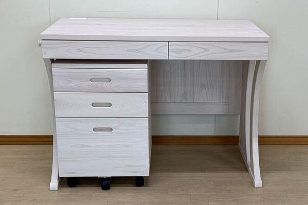 末娘さんへ4台目の無垢ひのきデスク足カーブ白塗装仕上げ 2506040