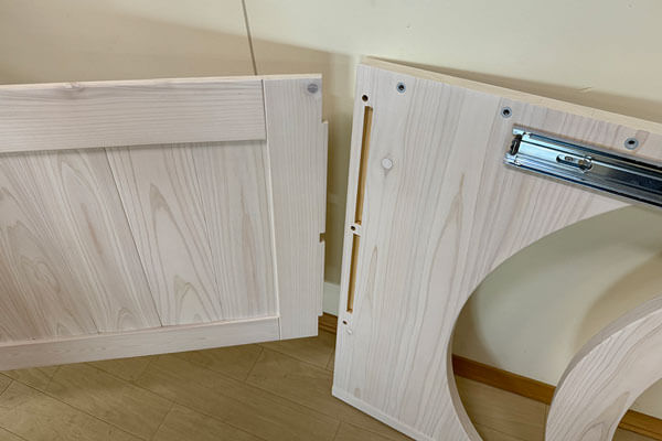 末娘さんへ4台目の無垢ひのきデスク足カーブ白塗装仕上げ 2506040