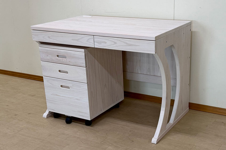 末娘さんへ4台目の無垢ひのきデスク足カーブ白塗装仕上げ 2506040