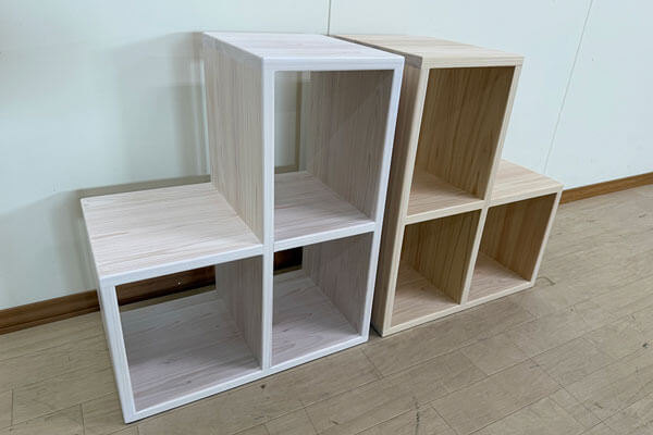 ひのき階段２段　白着色と無塗装仕上げ