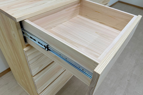 無垢ひのき材で製作したシンプルなチェスト(整理タンス)2507014
引き出しの内部も無垢板