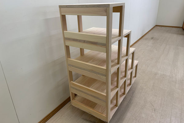 無理のない動作で昇り降りできる、空間になじむ階段 2510047 柱構造の階段