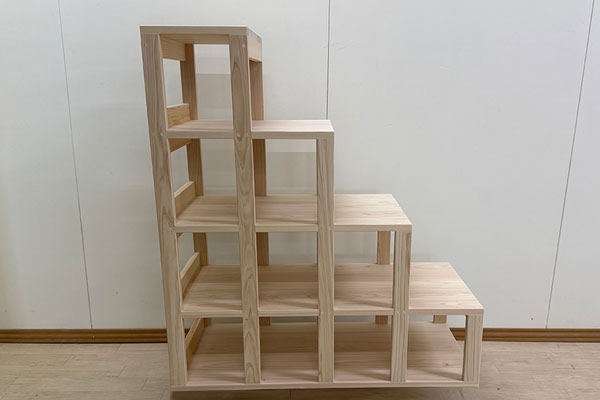 無理のない動作で昇り降りできる、空間になじむ階段 2510047 柱構造の階段