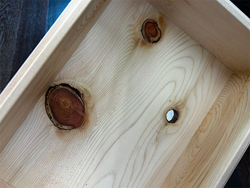 節あり、穴あきなど個性的な面持ちの木曽檜で作りました