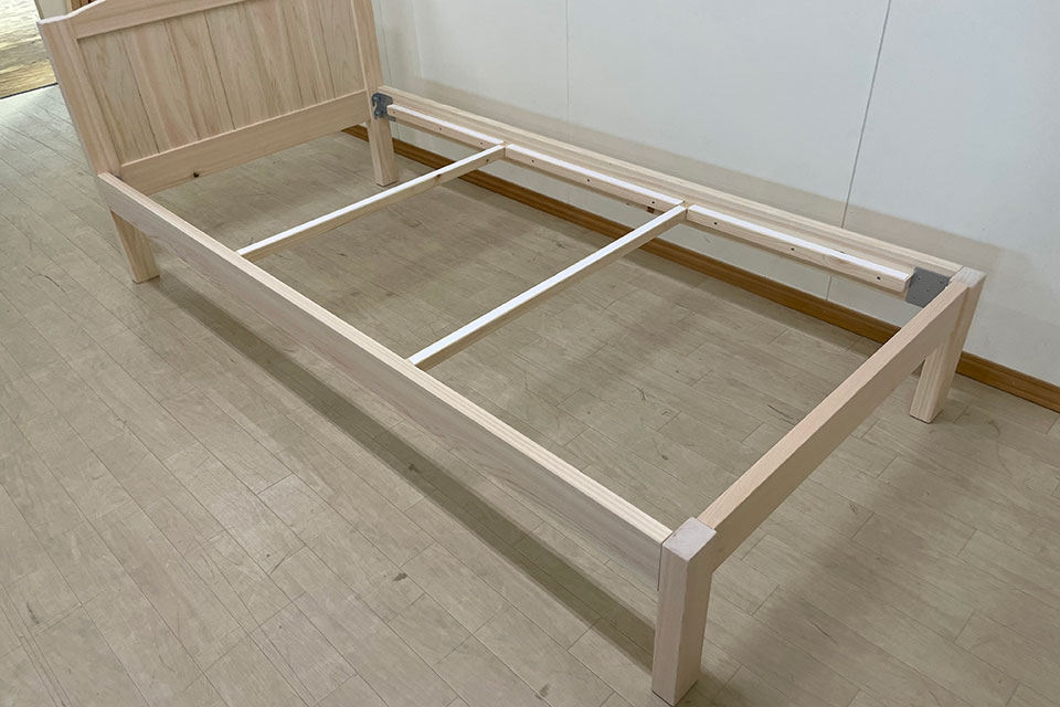 ひのきシングルベッドのスノコの下はどうなっていますか？