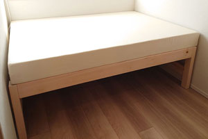 壁と壁の間に設置する 短めのベッド ひのきオーダーベッド