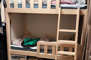 壁と壁の間に設置する 短めのベッド ひのきオーダーベッド 二段ベッド