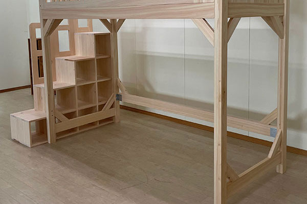 壁側のロフトベッドの補強がコンセント位置と重なるので　補強の位置を高くした事例画像