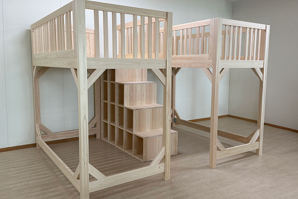 子供部屋をひのきロフトベッドと階段で仕切る2503006