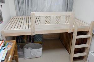 壁と壁の間に設置する 短めのベッド ひのきオーダーベッド ミドルベッド