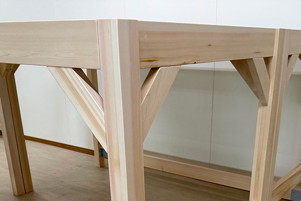 ロフトベッドの柱とフレームの角度を固定する「方杖」（ほうづえ）画像