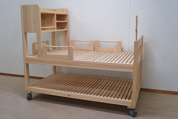機材を置いて介護できるひのき訓練ベッド　2206026
