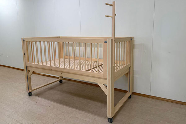 3方向の柵が上下する、ひのき介護ベッド（訓練ベッド）2411003